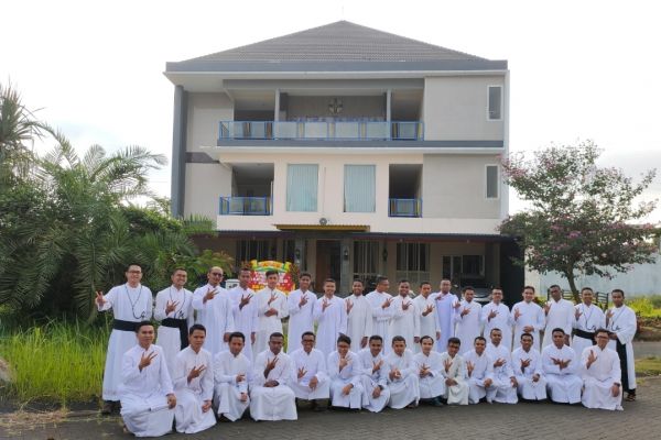 auguri-da-kalimantan47FA8757-32EE-DC25-308D-CA7267F57072.jpg
