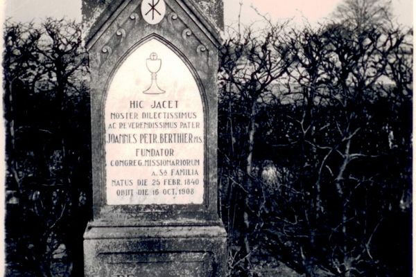 10b-p-jean-berthier-tomba-grave1D6E5911-3D9C-FBF9-2827-2FC61E59D5EE.jpg