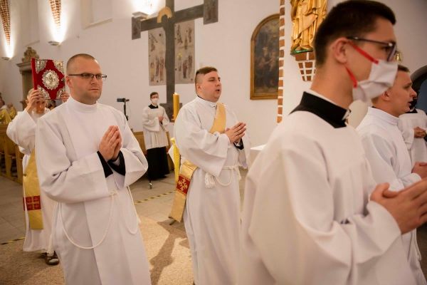 12-swiecenia-diakonatu-i-prezbiteratuBD65B286-6C3C-A284-F79D-63A67E3093B3.jpg