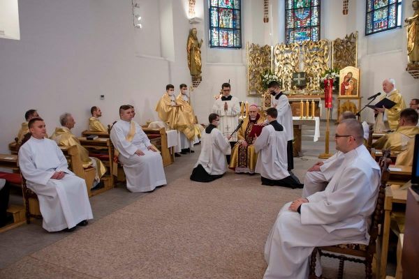 18-swiecenia-diakonatu-i-prezbiteratu706F639D-C5EA-6DA6-AC85-B50FD744E0F0.jpg