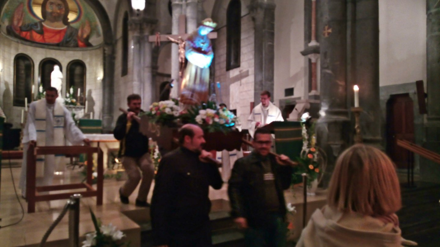 Processione con la statua della Nostra Signora di La Salette
