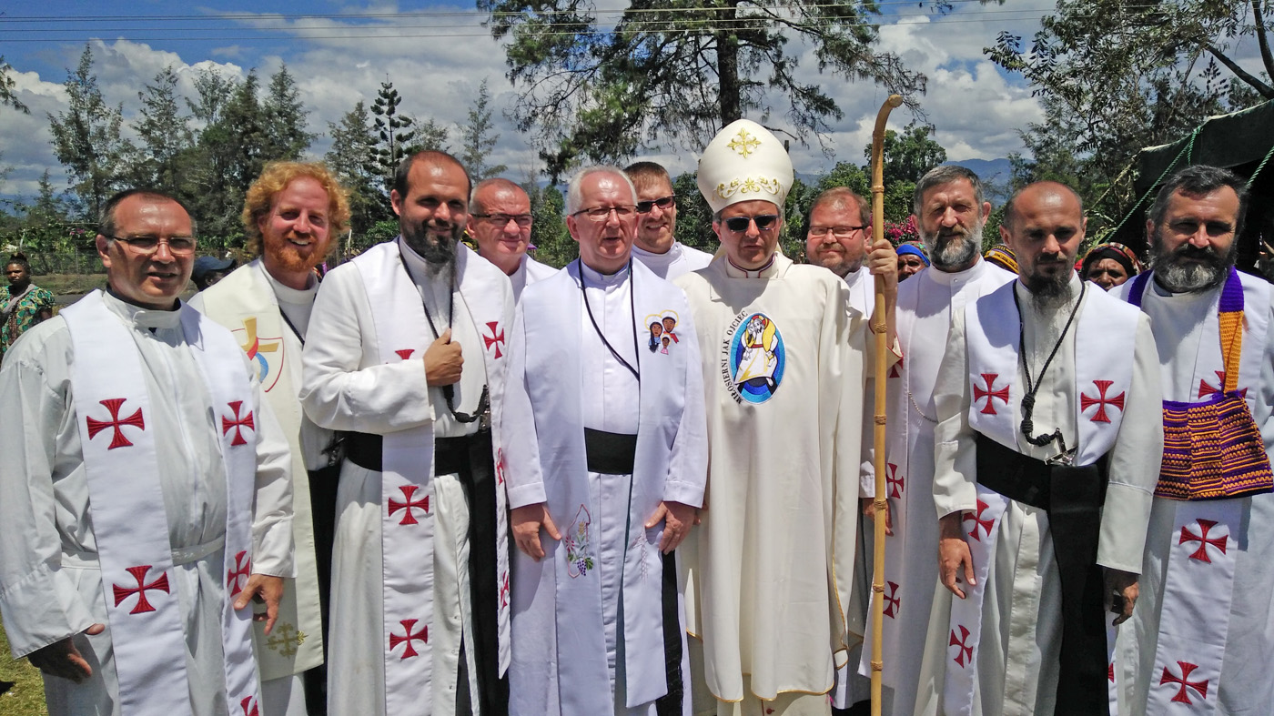 Il nuovo Vescovo con i Confratelli MSF